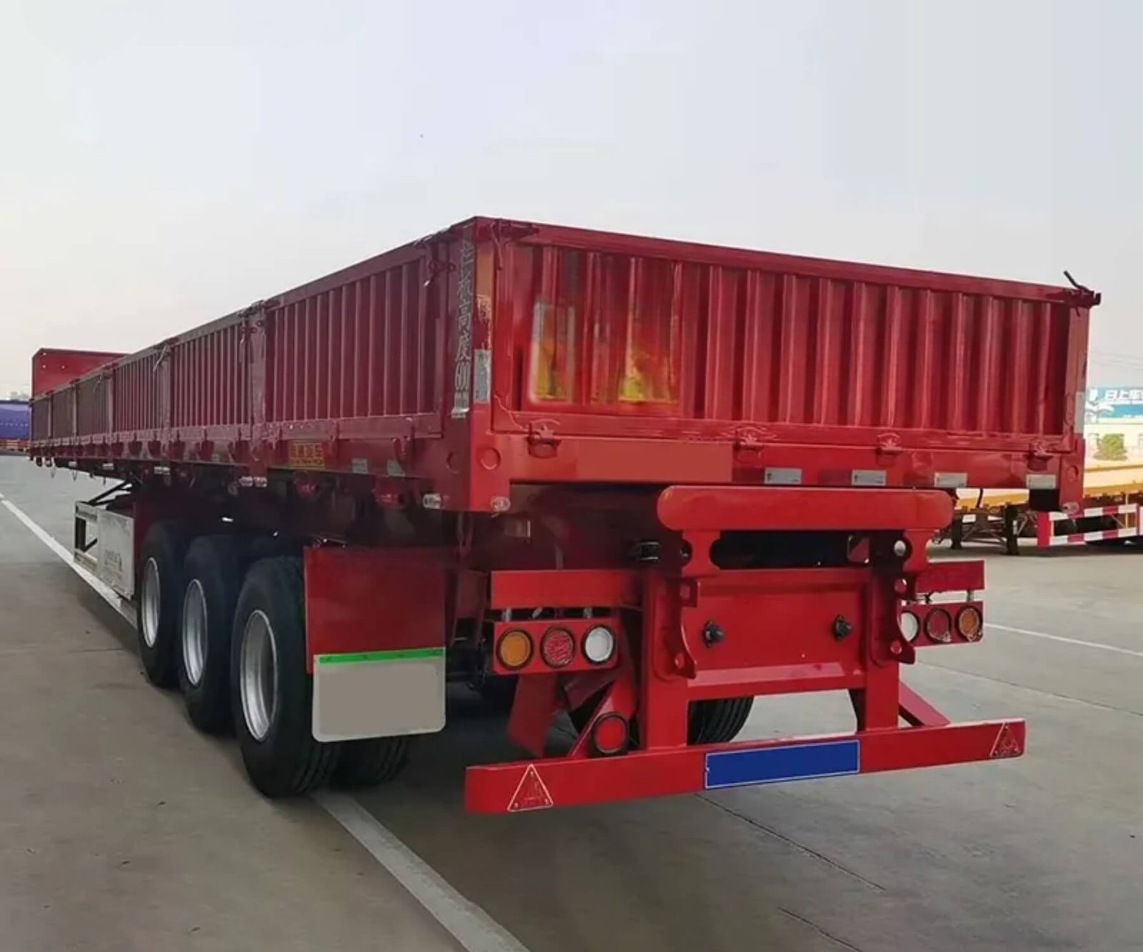 3-Axle 40ft Grain Transport Semi Trailer with Side Walls - Image 4