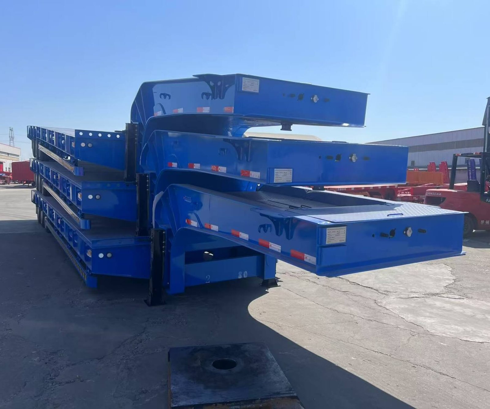 80T Removable Gooseneck Semi Trailer for Heavy Machinery Transport - Image 2