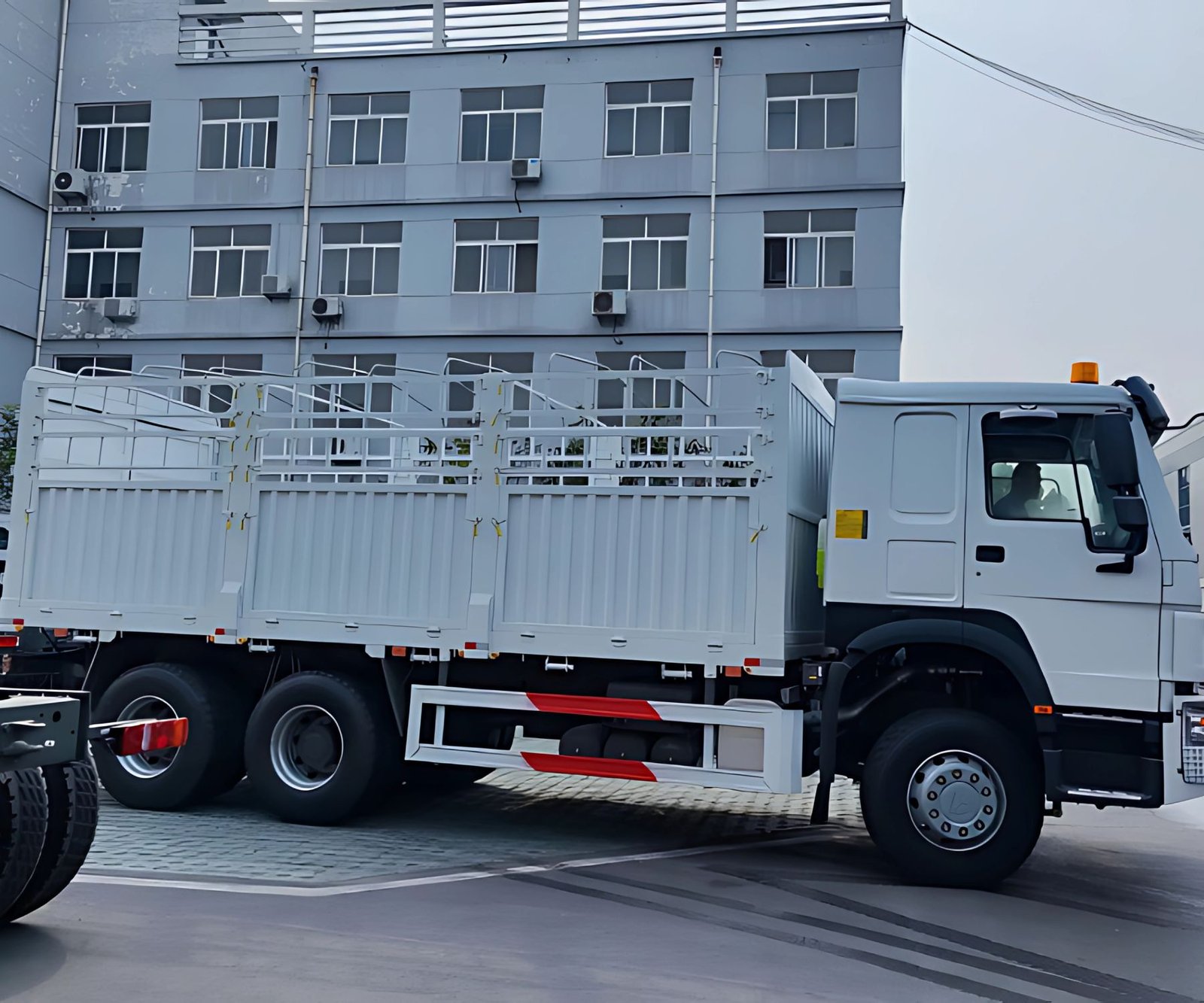 SINOTRUCK HOWO 7 Used Fence Cargo Truck - Image 2