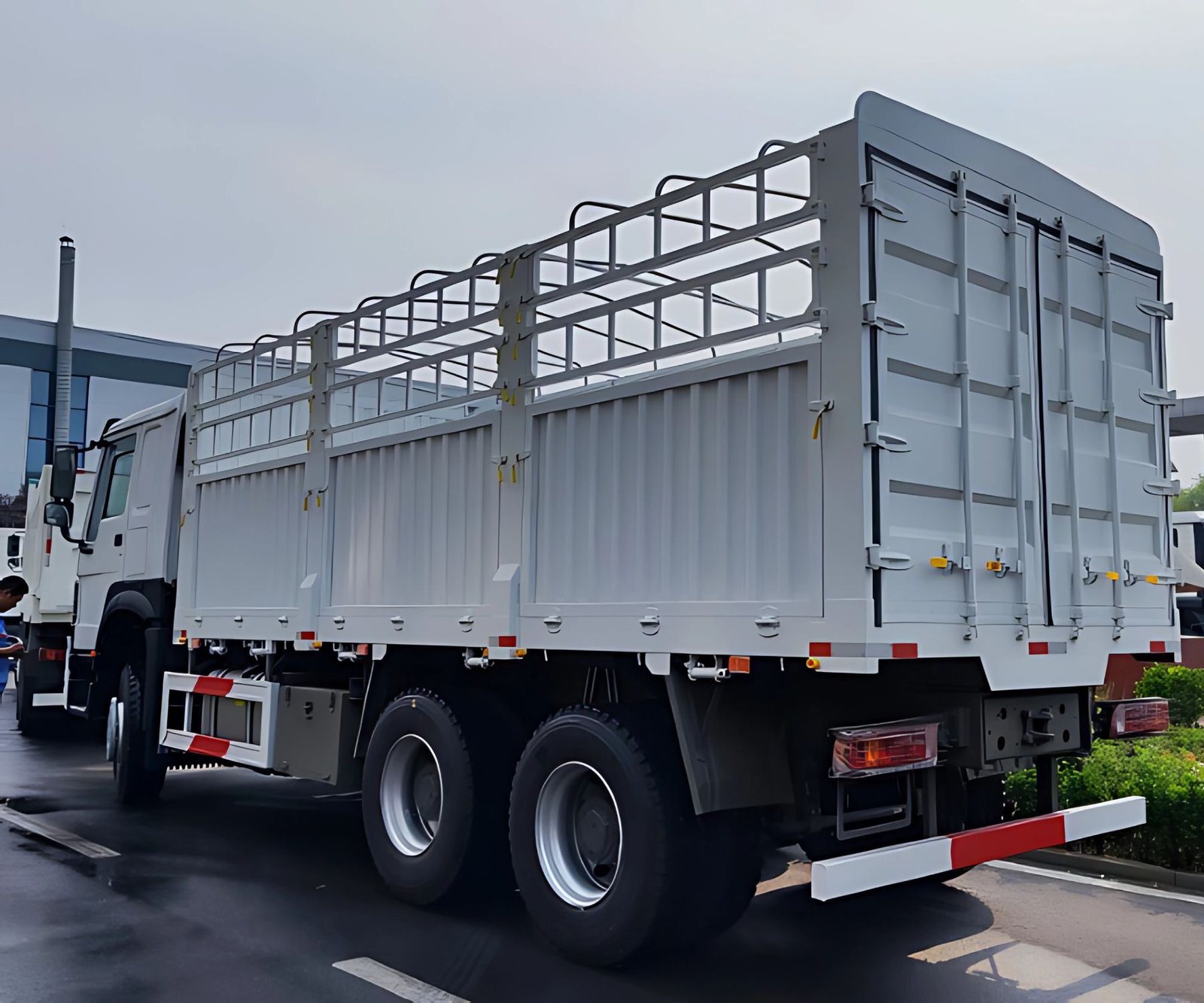 SINOTRUCK HOWO 7 Used Fence Cargo Truck - Image 3