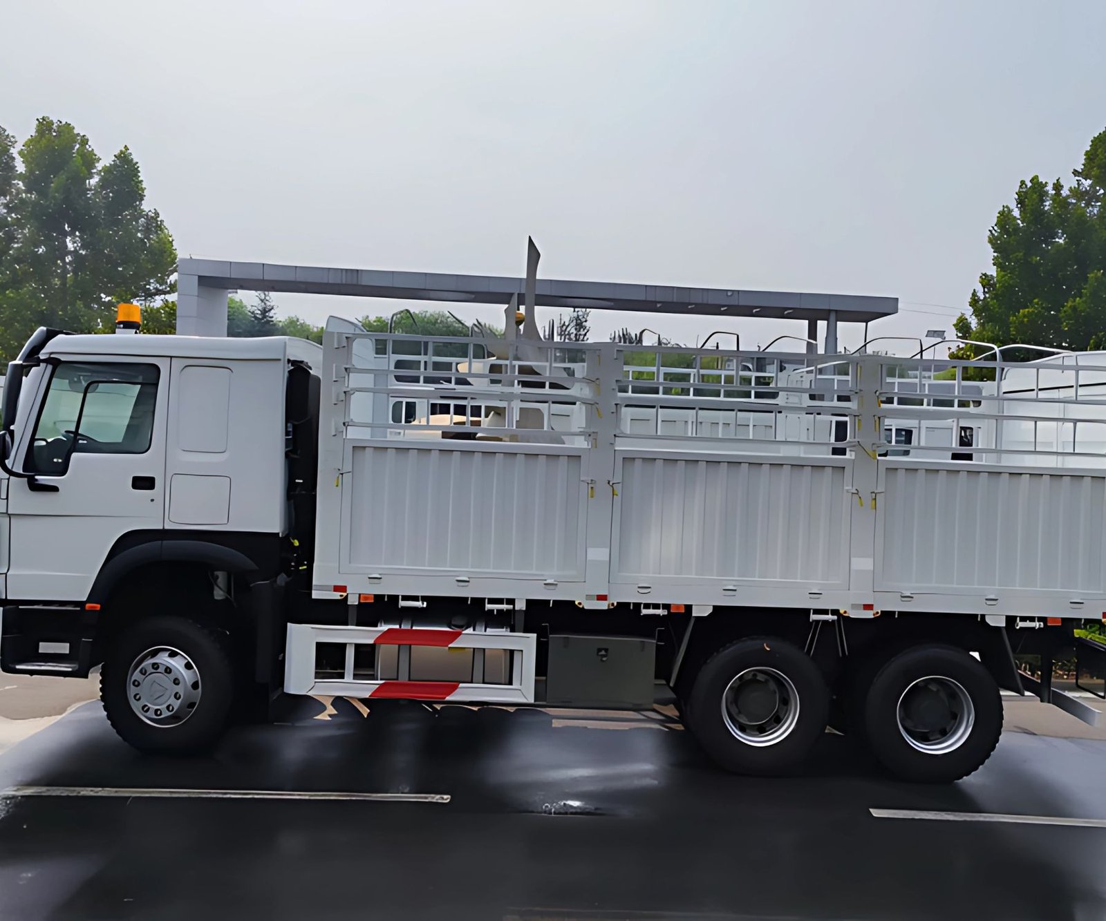SINOTRUCK HOWO 7 Used Fence Cargo Truck - Image 4