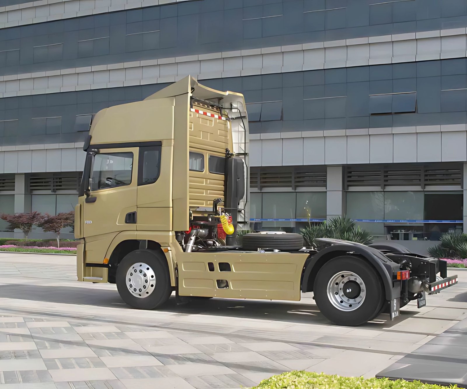 SHACMAN X3000 4×2 Tractor Head 380HP 6Wheels High Roof Cabin - Image 3