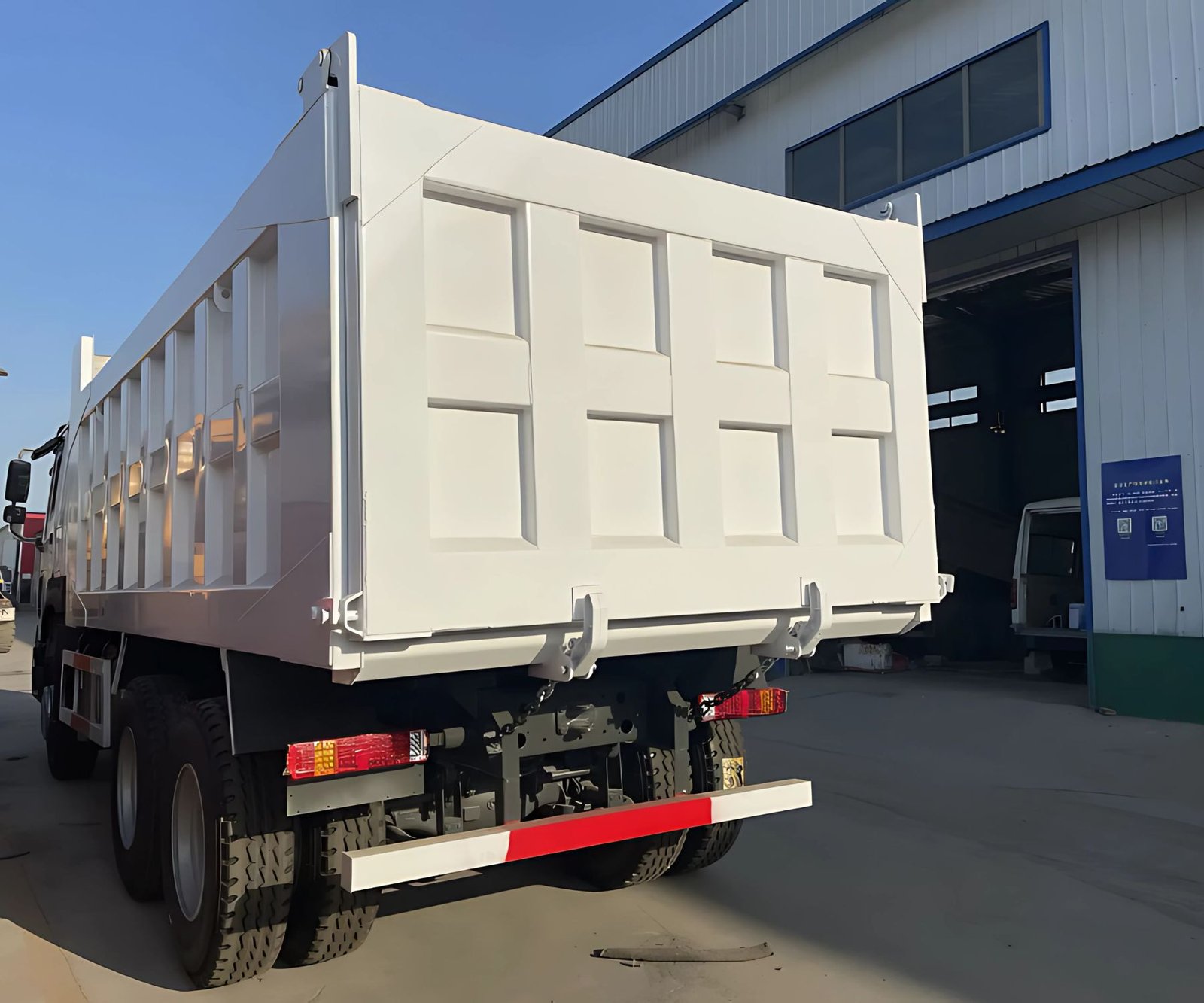 SINOTRUK HOWO 371 HP 6*4 Wheel Drive Truck Tractor - Image 4